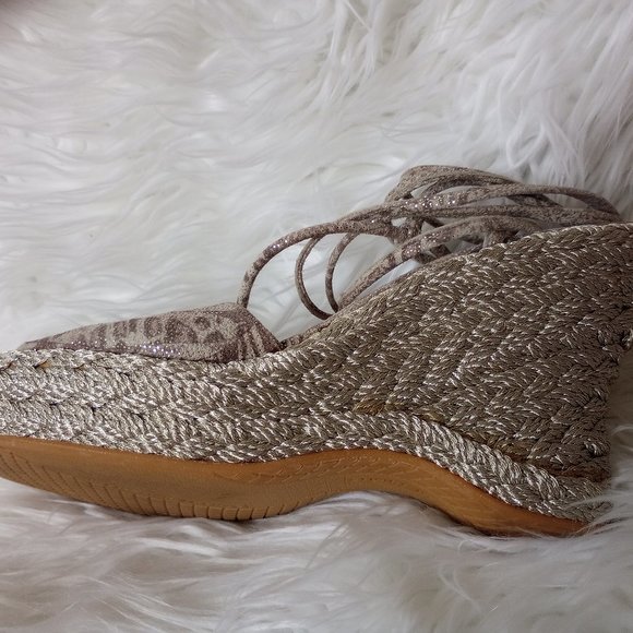 REDUCED! Stuart Weitzman Gold Wedge Lace-up Shoes size 9.5 Barely worn Like NEW - Picture 3 of 6